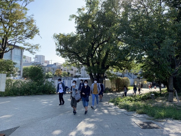 生徒の登校風景の画像